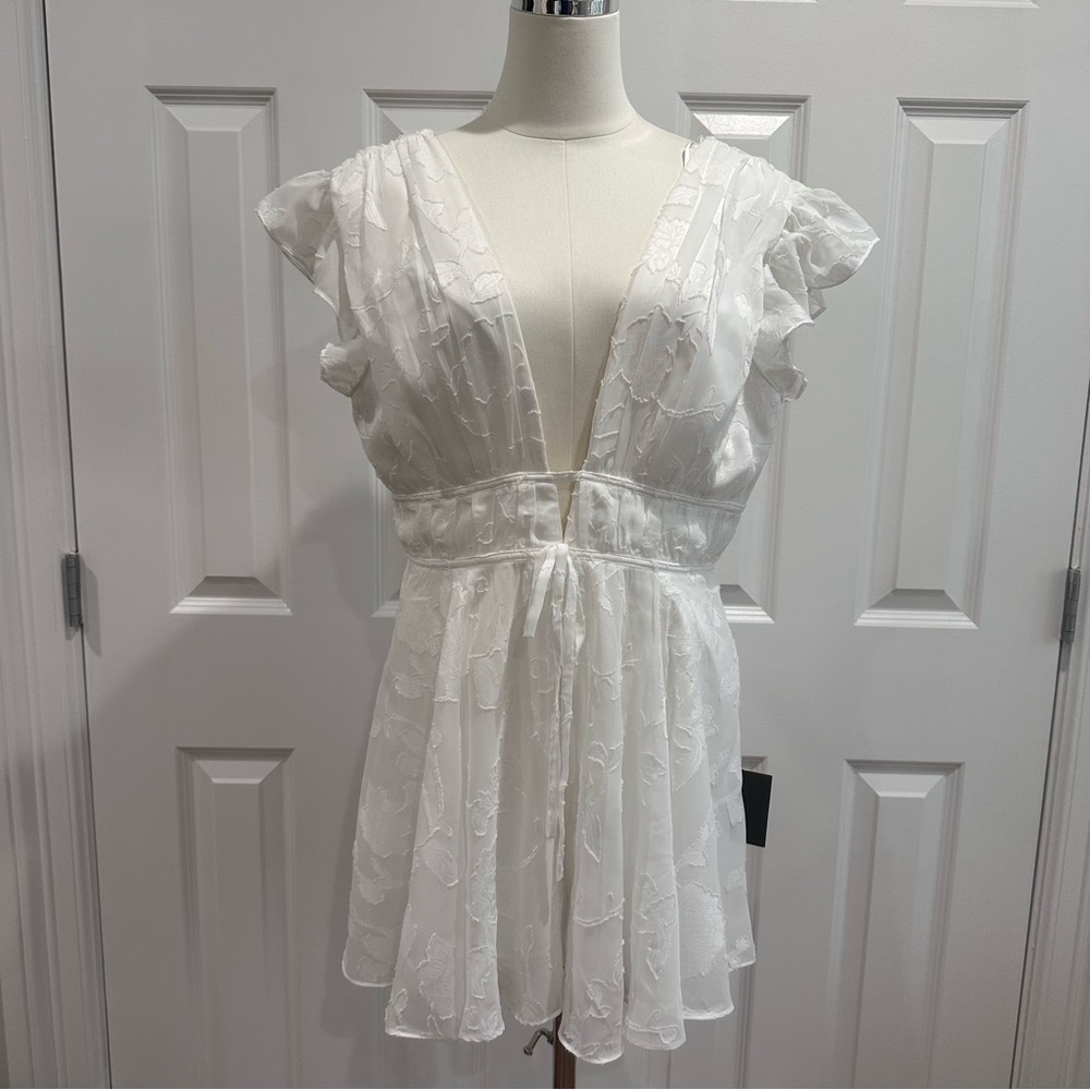 NWT Lulus All About Flowers White Ruffles String Tie Accent V-Neck Romper Size L - Picture 2 of 14